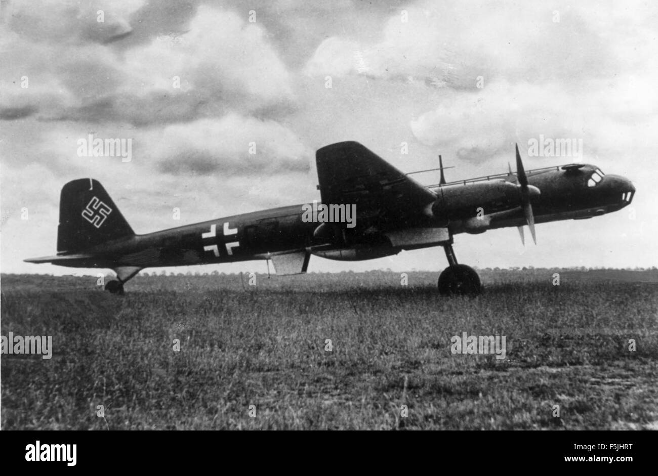 Die Henschel HS 130E war ein deutsches Flugzeug, das während des Zweiten Weltkriegs hauptsächlich für Aufklärungsmissionen entwickelt wurde. Der HS 130E verfügte über fortschrittliche Designelemente, darunter eine Hochflügelkonfiguration und leistungsstarke Motoren für Langstreckenflüge. Stockfoto Die Henschel HS 130E war ein deutsches Flugzeug, das während des Zweiten Weltkriegs hauptsächlich für Aufklärungsmissionen entwickelt wurde. Der HS 130E verfügte über fortschrittliche Designelemente, darunter eine Hochflügelkonfiguration und leistungsstarke Motoren für Langstreckenflüge. Stockfoto