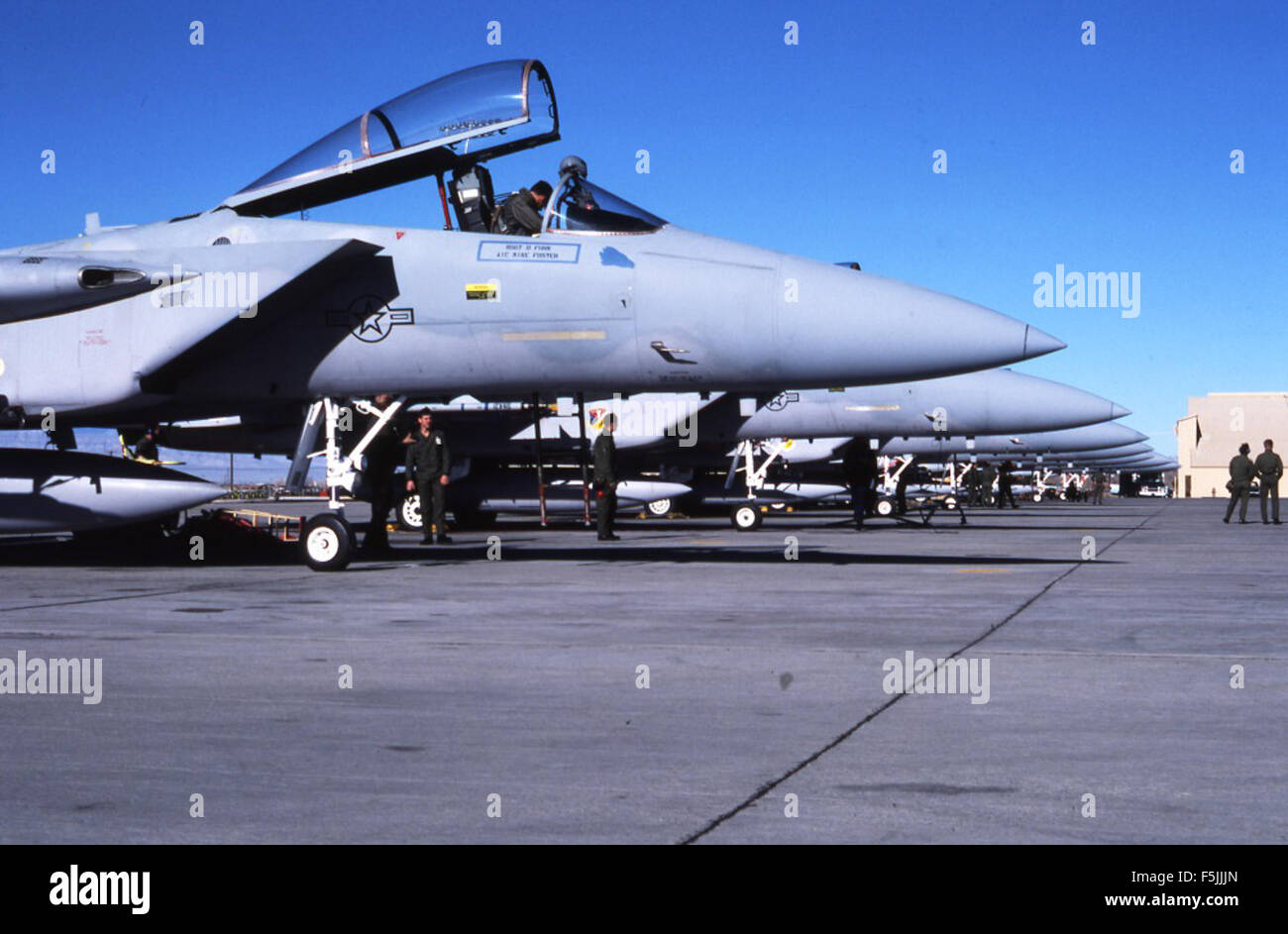 Die McDonnell F-15A, die zur 7th Tactical Fighter Squadron (49th Tactical Fighter Wing) bei Nellis AFB gehört, wird während einer Trainingsmission am 4. Februar 1987 gesehen. Das Flugzeug ist Teil der Jagdflotte der US Air Force, die für ihre fortschrittlichen Fähigkeiten in der Luftüberlegenheit bekannt ist. Stockfoto Die McDonnell F-15A, die zur 7th Tactical Fighter Squadron (49th Tactical Fighter Wing) bei Nellis AFB gehört, wird während einer Trainingsmission am 4. Februar 1987 gesehen. Das Flugzeug ist Teil der Jagdflotte der US Air Force, die für ihre fortschrittlichen Fähigkeiten in der Luftüberlegenheit bekannt ist. Stockfoto