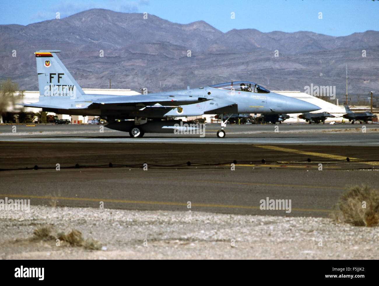 Die McDonnell F-15C 81-0037 ist ein Flugzeug der 27th Tactical Fighter Squadron (TFW), das im Januar 1984 auf der Nellis Air Force Base stationiert war. Dieser Kampfflugzeug war in den 1980er Jahren Teil der Flotte der United States Air Force und spielte eine Schlüsselrolle bei Luftabwehroperationen. Stockfoto Die McDonnell F-15C 81-0037 ist ein Flugzeug der 27th Tactical Fighter Squadron (TFW), das im Januar 1984 auf der Nellis Air Force Base stationiert war. Dieser Kampfflugzeug war in den 1980er Jahren Teil der Flotte der United States Air Force und spielte eine Schlüsselrolle bei Luftabwehroperationen. Stockfoto