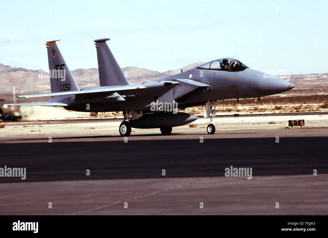 Die McDonnell F-15C, Seriennummer 81-0051, von der 27. Tactical Fighter Squadron (TFS) des 1st Tactical Fighter Wing (TFW) auf der Nellis Air Force Base, ist auf diesem Foto von 1984 zu sehen. Die F-15C ist ein einsitziger Luftüberlegenheitsjäger der US Air Force, bekannt für seine Agilität und fortschrittliche Avionik. Stockfoto Die McDonnell F-15C, Seriennummer 81-0051, von der 27. Tactical Fighter Squadron (TFS) des 1st Tactical Fighter Wing (TFW) auf der Nellis Air Force Base, ist auf diesem Foto von 1984 zu sehen. Die F-15C ist ein einsitziger Luftüberlegenheitsjäger der US Air Force, bekannt für seine Agilität und fortschrittliche Avionik. Stockfoto