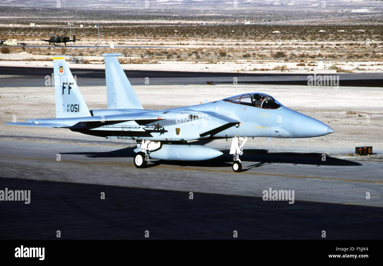 Die McDonnell Douglas F-15C 81-0051 der 27th Tactical Fighter Squadron, 1st Tactical Fighter Wing bei Nellis AFB, fotografiert im Januar 1984. Dieser Kampfflugzeug ist Teil der fortschrittlichen taktischen Fähigkeiten der United States Air Force. Stockfoto Die McDonnell Douglas F-15C 81-0051 der 27th Tactical Fighter Squadron, 1st Tactical Fighter Wing bei Nellis AFB, fotografiert im Januar 1984. Dieser Kampfflugzeug ist Teil der fortschrittlichen taktischen Fähigkeiten der United States Air Force. Stockfoto