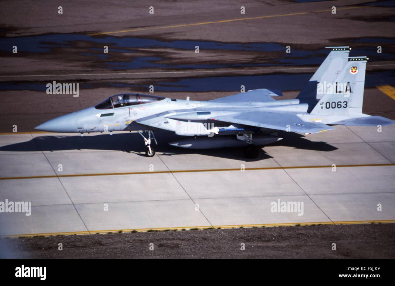 McDonnell F-15D 80-0063, der 555th Tactical Fighter Training Squadron (TFTS) und 58th Tactical Training Wing (TTW) zugewiesen, fotografiert am 26. Februar 1982 in Luke AFB. Das Flugzeug war Teil der Trainingsmaßnahmen mit fortgeschrittenen Kampfflugtaktiken. Stockfoto McDonnell F-15D 80-0063, der 555th Tactical Fighter Training Squadron (TFTS) und 58th Tactical Training Wing (TTW) zugewiesen, fotografiert am 26. Februar 1982 in Luke AFB. Das Flugzeug war Teil der Trainingsmaßnahmen mit fortgeschrittenen Kampfflugtaktiken. Stockfoto
