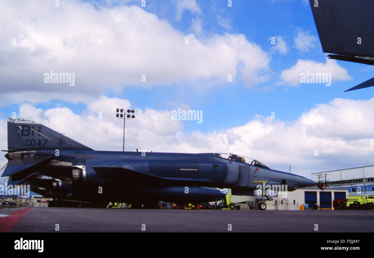 Dieses Bild zeigt die McDonnell RF-4C, Hecknummer 64-1047, von der 192nd Tactical Reconnaissance Squadron, Nevada Air National Guard. Die RF-4C wurde während einer Operation in Reno am 11. April 1991 gefangen genommen und war eine Aufklärungsversion des F-4 Phantom, ausgestattet mit fortschrittlichen Kameras und Sensoren für taktische Aufklärungsmissionen. Stockfoto Dieses Bild zeigt die McDonnell RF-4C, Hecknummer 64-1047, von der 192nd Tactical Reconnaissance Squadron, Nevada Air National Guard. Die RF-4C wurde während einer Operation in Reno am 11. April 1991 gefangen genommen und war eine Aufklärungsversion des F-4 Phantom, ausgestattet mit fortschrittlichen Kameras und Sensoren für taktische Aufklärungsmissionen. Stockfoto