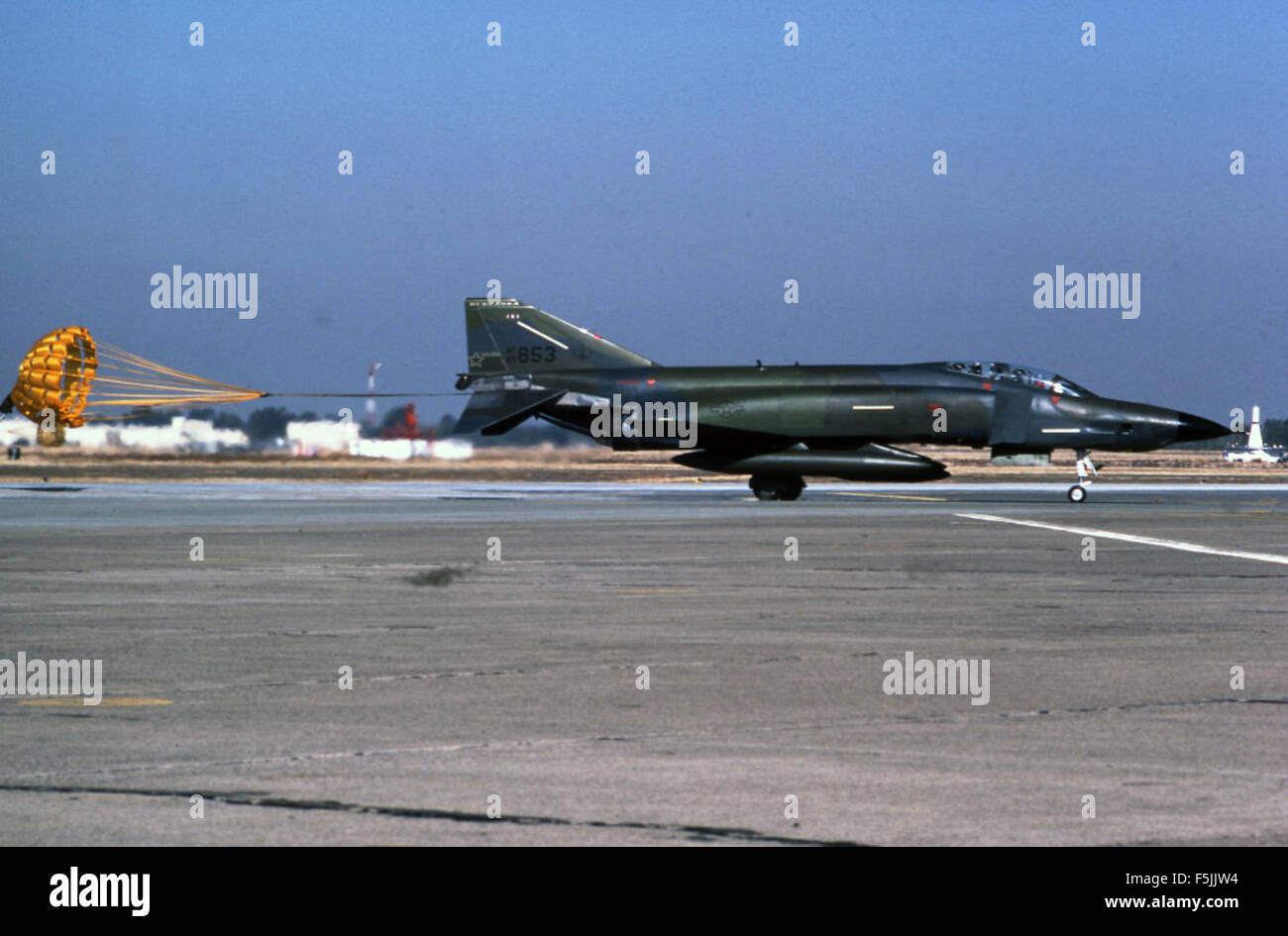 Das McDonnell RF-4C Phantom II, Hecknummer 65-0853, ist im Oktober 1985 auf der McClellan AFB abgebildet. Dieses Aufklärungsflugzeug, das von der 155. Tactical Reconnaissance Group der Nebraska Air National Guard eingesetzt wurde, war mit fortschrittlichen Kameras und Sensoren für die Luftüberwachung ausgestattet. Stockfoto Das McDonnell RF-4C Phantom II, Hecknummer 65-0853, ist im Oktober 1985 auf der McClellan AFB abgebildet. Dieses Aufklärungsflugzeug, das von der 155. Tactical Reconnaissance Group der Nebraska Air National Guard eingesetzt wurde, war mit fortschrittlichen Kameras und Sensoren für die Luftüberwachung ausgestattet. Stockfoto