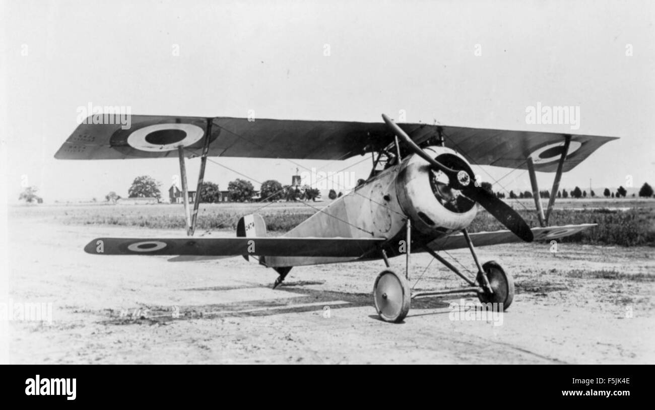 Die Nieuport N 17, ein Kampfflugzeug aus dem Ersten Weltkrieg in Frankreich, ist in diesem Archivbild dargestellt, das sein Design und seine Rolle im Luftkampf unterstreicht. Stockfoto