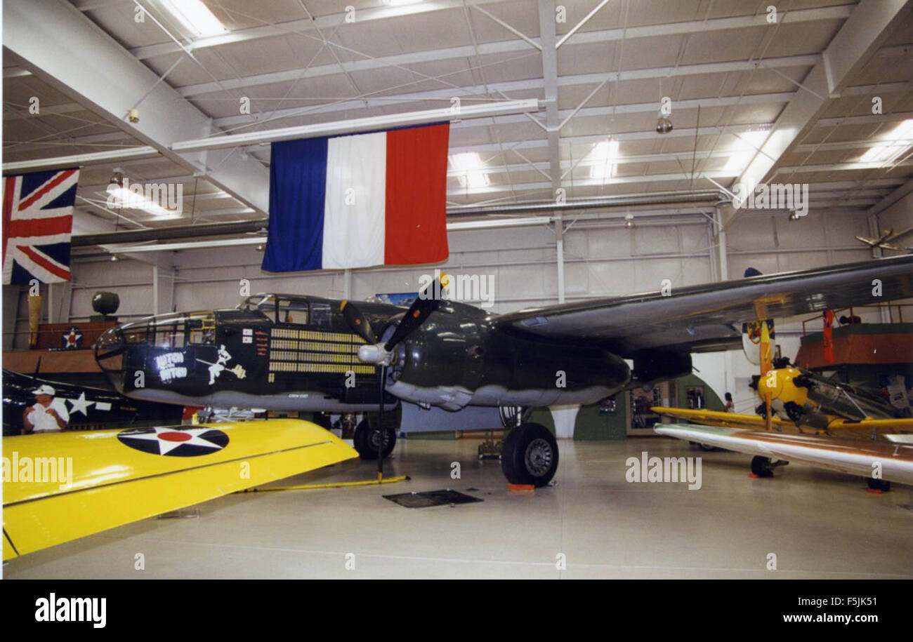 Der nordamerikanische B-25J Mitchell, ein mittelschwerer Bomber aus dem Zweiten Weltkrieg, wird mit der Nummer 44-86747 und dem Namen „Mitch the Witch“ ausgestellt. Es wurde hauptsächlich für Bombenangriffe und taktische Unterstützung während des Krieges genutzt, für seine Zeit mit fortgeschrittener Bewaffnung ausgestattet. Stockfoto Der nordamerikanische B-25J Mitchell, ein mittelschwerer Bomber aus dem Zweiten Weltkrieg, wird mit der Nummer 44-86747 und dem Namen „Mitch the Witch“ ausgestellt. Es wurde hauptsächlich für Bombenangriffe und taktische Unterstützung während des Krieges genutzt, für seine Zeit mit fortgeschrittener Bewaffnung ausgestattet. Stockfoto