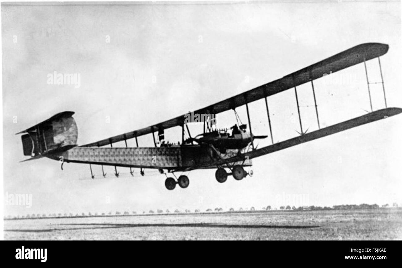 Dieses Bild aus der Ray-Wagner-Sammlung zeigt den Zeppelin Staaken, ein großes deutsches Luftschiff aus dem frühen 20. Jahrhundert. Die Staaken war ein wichtiger Teil der Luftfahrtgeschichte und repräsentierte die frühe Luftschifftechnik und die militärische Luftfahrt während des Ersten Weltkriegs Stockfoto