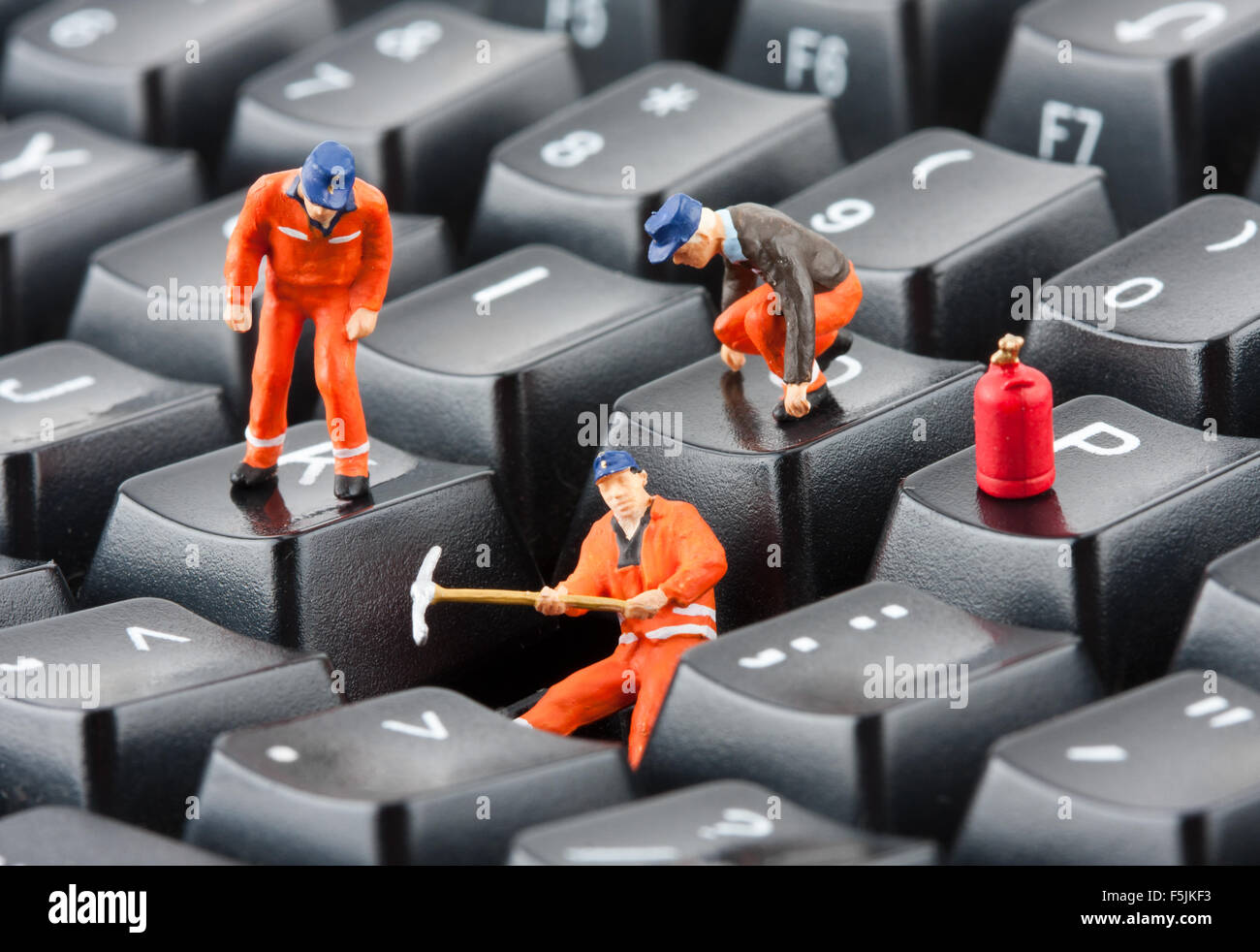 Kleine Figuren von Arbeitern, die Computer-Tastatur Reparatur  Stockfotografie - Alamy
