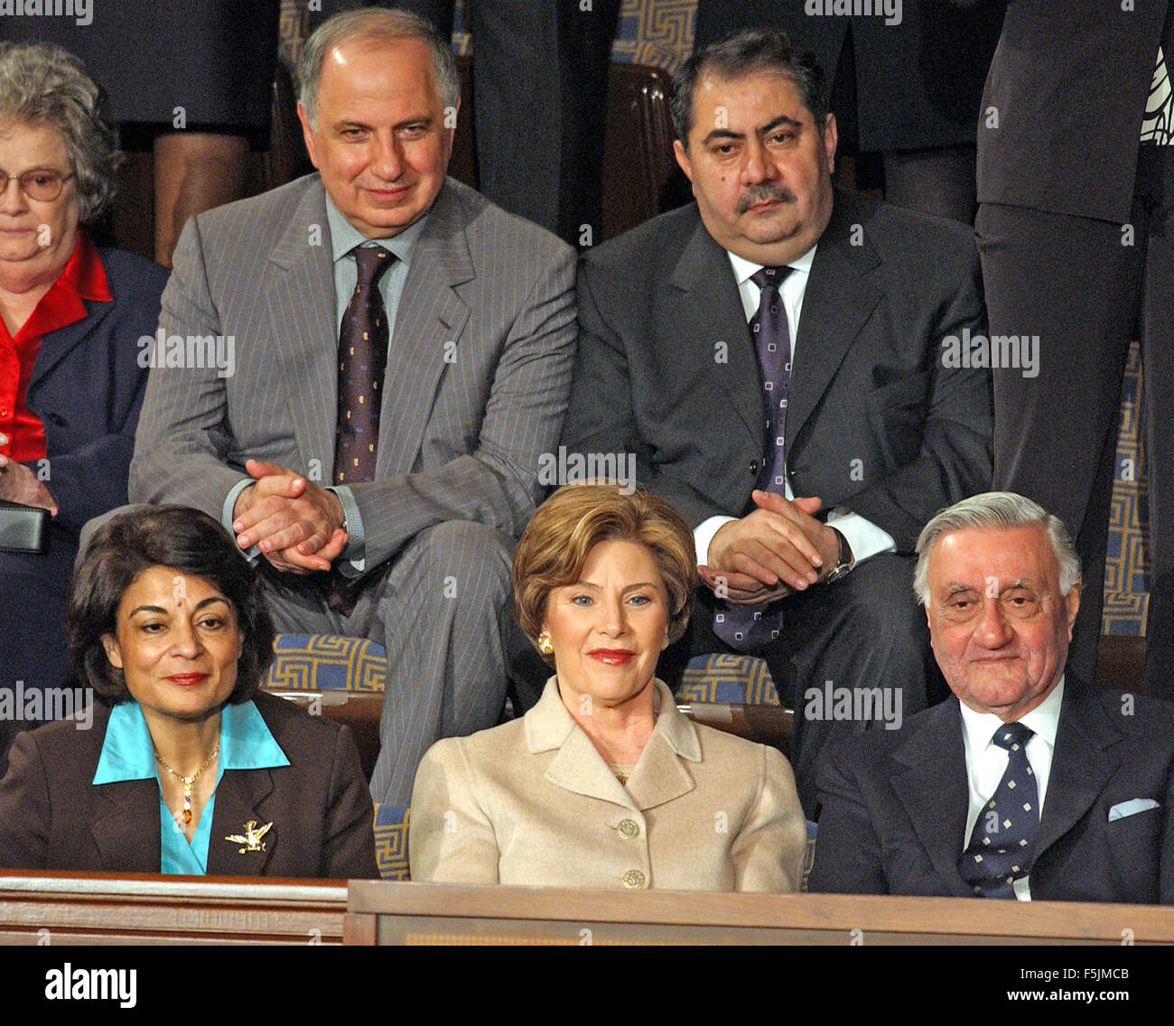 In dieser Datei Foto vom 20. Januar 2004 sitzt First Lady Laura Bush mit geladenen Gästen aus der irakische Regierungsrat für ihren Mann, US-Präsident George W. Bush 2004 Rede zur Lage der Union zu einer gemeinsamen Sitzung des Kongresses der Vereinigten Staaten auf dem Kapitol in Washington, DC am 20. Januar 2004. Von links nach rechts in der oberen Reihe: Arzt Ahmed Chalabi, irakischen Regierungsrat; und Hoshyar Zebari, irakischen Interims-Außenminister. In der untersten Zeile von links nach rechts: Frau Rend al-Rahim, irakische Senior diplomatischen Vertreter; First Lady Laura Bush; und Arzt Adnan Pachachi, Präsident, ich Stockfoto