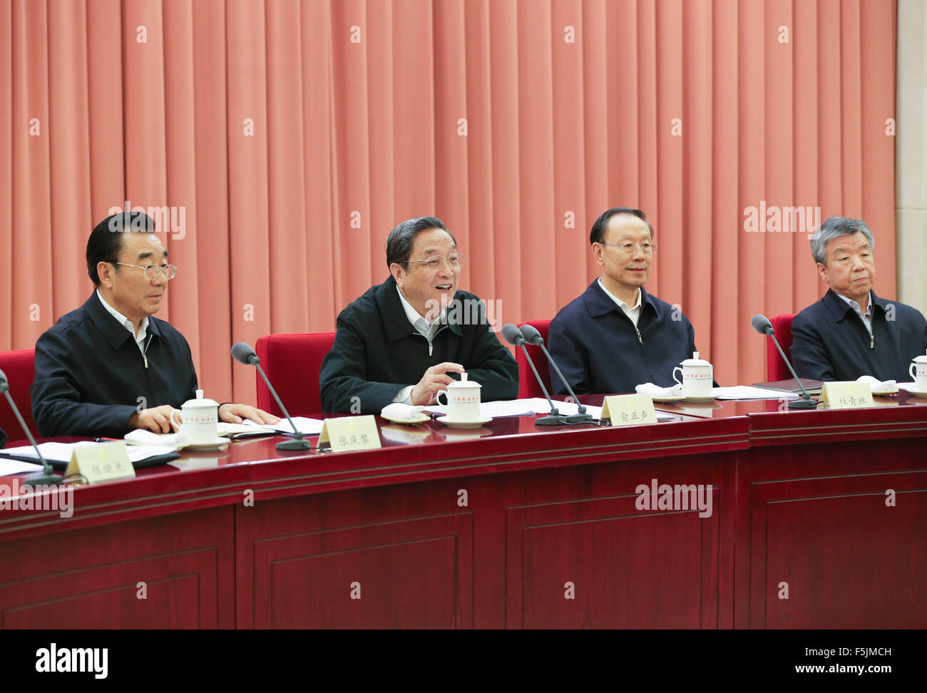 Peking, China. 5. November 2015. Yu Zhengsheng (3. R), Vorsitzender des Nationalkomitees des chinesischen Volkes der politischen Beratenden Konferenz (CPPCC), führt den Vorsitz in einem zweiwöchentlichen Beratungsgespräch Hochschulgesetz China, in Peking, Hauptstadt von China, 5. November 2015. Bildnachweis: Ding Lin/Xinhua/Alamy Live-Nachrichten Stockfoto