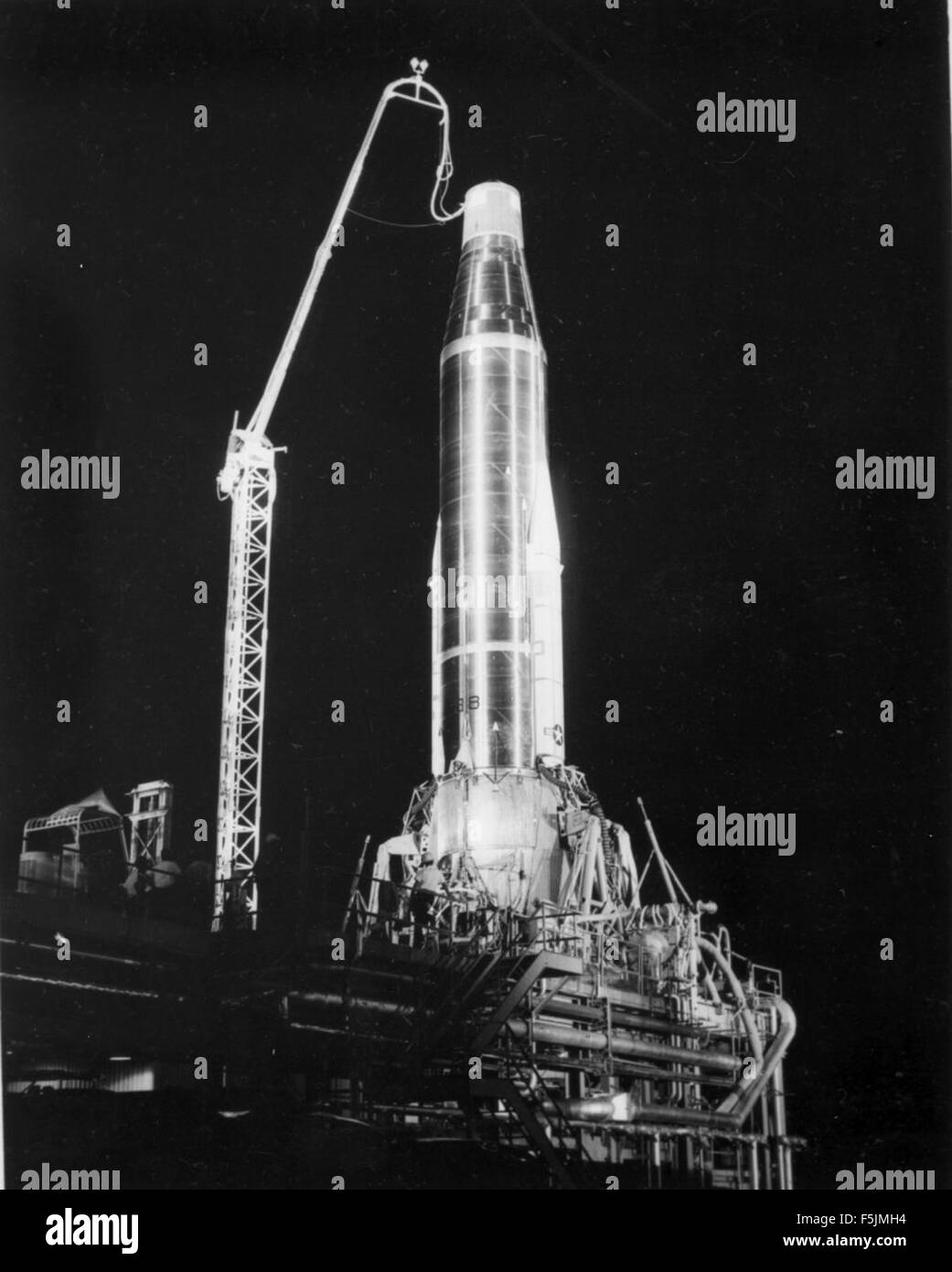 Ein detailliertes Bild der Atlas 8B Rakete auf ihrem Trägerraketen, das die Konfiguration vor dem Flug mit einem Nabelturm zeigt, der für das Verständnis des Raketenabsatzes von entscheidender Bedeutung ist. Stockfoto