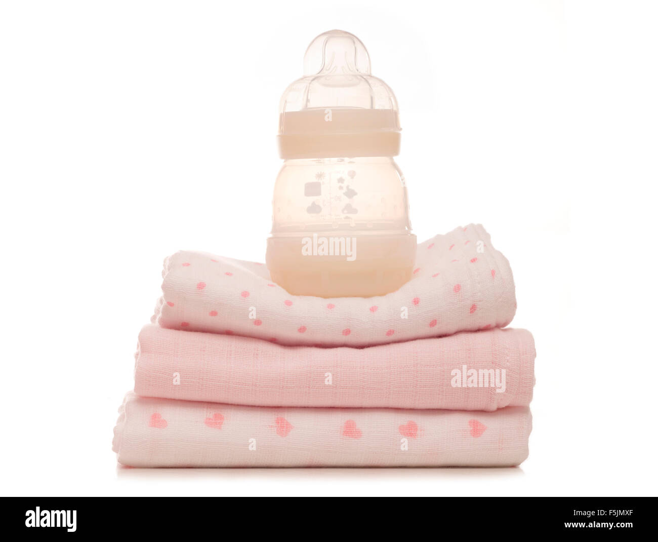 Baby-Flasche und Musseline-Studio-Ausschnitt Stockfoto