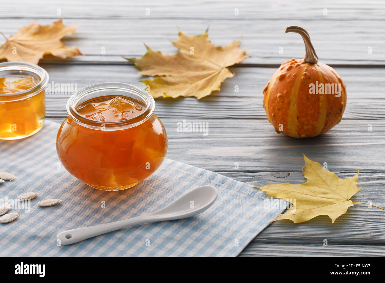 Frische Kürbis Marmelade auf blauem Hintergrund Stockfoto