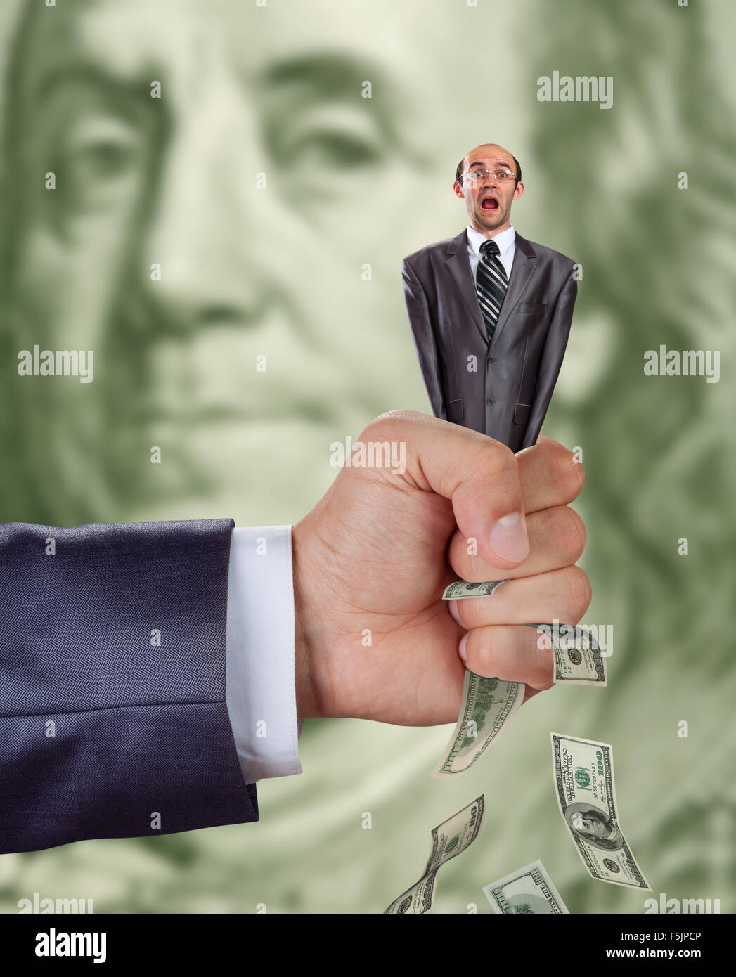 Finanzkrise-Konzept - Hand drückte Geschäftsmann voller Geld Stockfoto