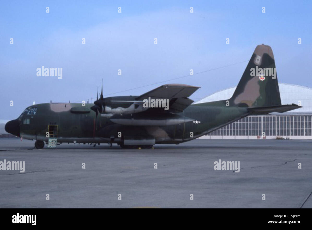 Dieses Bild aus der Rene Francillon Slide Collection fängt einen wichtigen Moment in der Luftfahrtgeschichte ein und zeigt Vintage-Flugzeuge und ihre Designdetails. Die Kollektion unterstreicht die Entwicklung des Fliegens und die technologischen Fortschritte der Epoche. Stockfoto