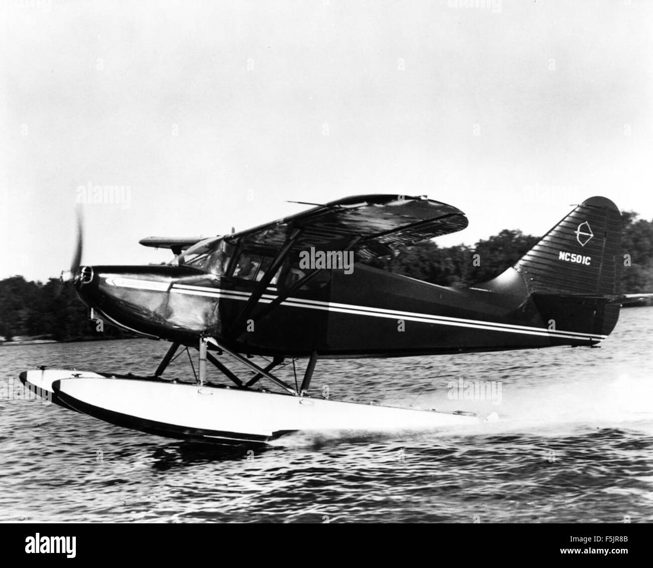 Die Stinson 105 NC501C ist ein klassisches Leichtflugzeug, das für seine Zuverlässigkeit und Vielseitigkeit in der allgemeinen Luftfahrt bekannt ist. Es wird häufig für Freizeitflug und Flugtraining verwendet, mit einem Schwerpunkt auf Stabilität und einfache Kontrolle. Stockfoto