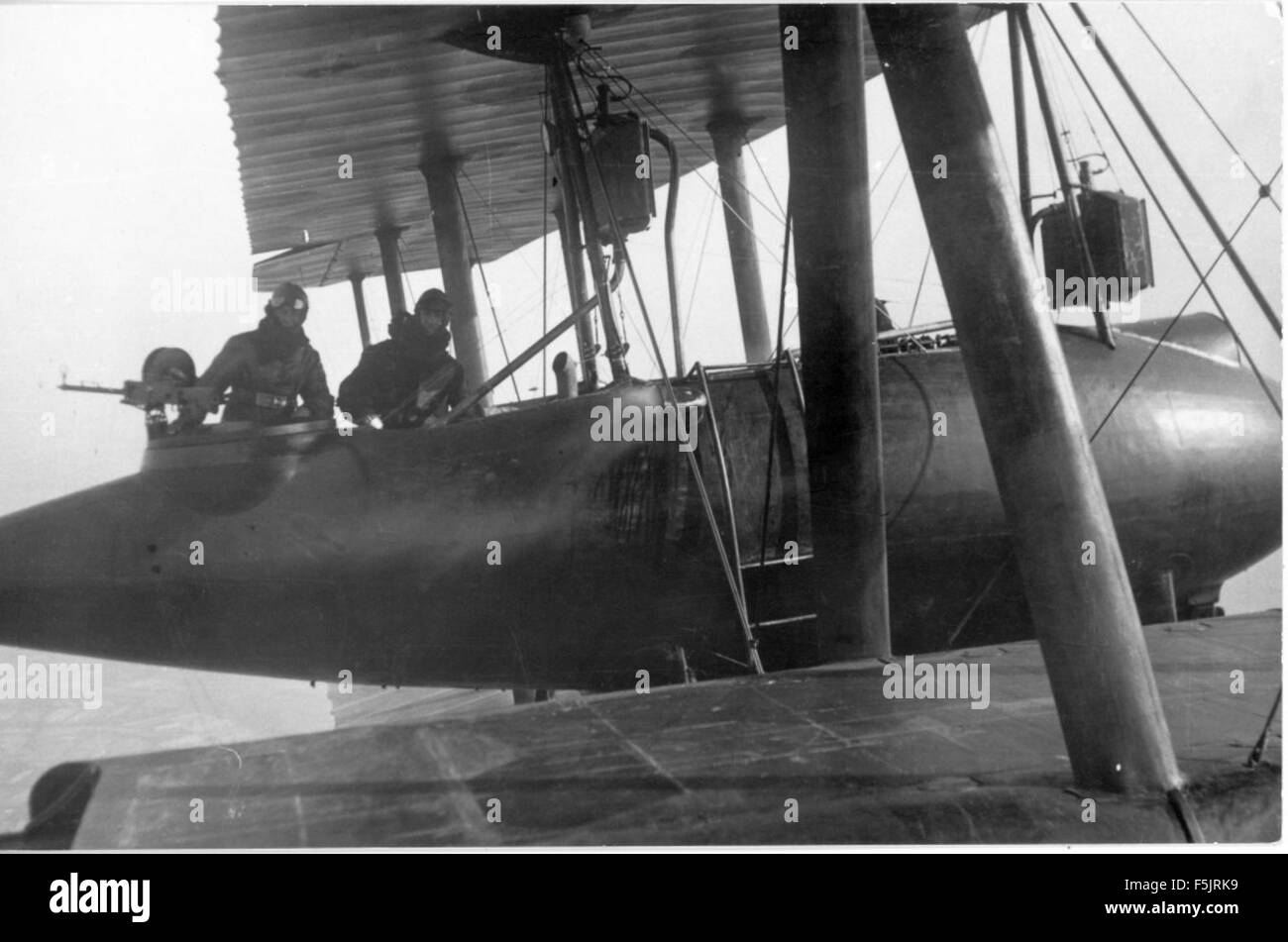 Eine Fotografie des Zeppelin-Staaken R.V, eines großen strategischen Bombers aus dem Ersten Weltkrieg. Dieses Bild, das Pete Bowers aufgenommen hat, unterstreicht die enorme Flügelspanne und das unverwechselbare Design des Flugzeugs und unterstreicht seine Bedeutung in der Geschichte der militärischen Luftfahrt. Stockfoto
