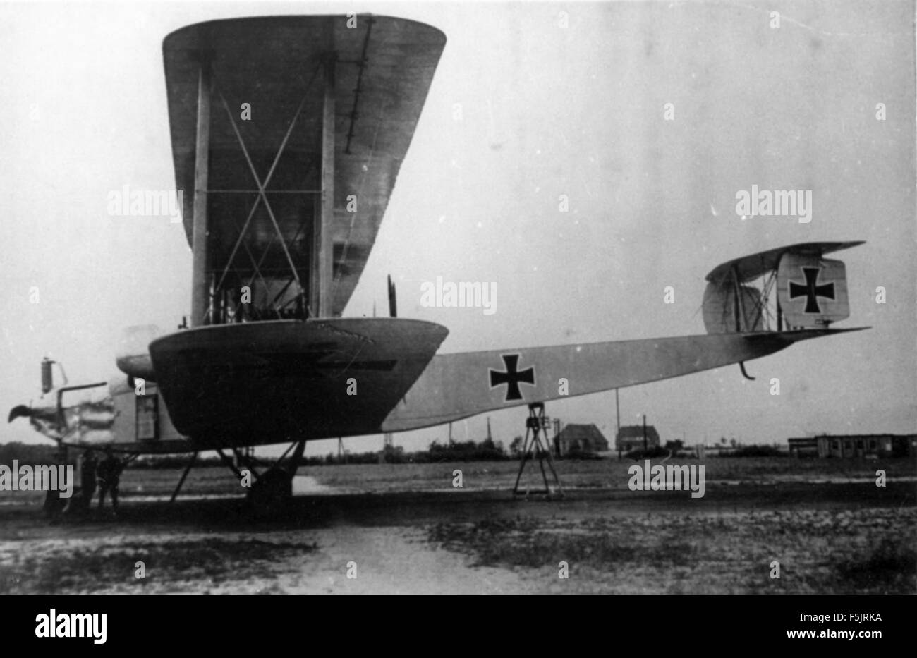 Der Zeppelin-Staaken R VII1415, ein großer deutscher Bomber aus dem Ersten Weltkrieg, ist auf diesem historischen Foto zu sehen. Dieses Flugzeug repräsentiert den technologischen Fortschritt der Zeit und unterstreicht die Rolle der Luftkraft während des Konflikts. Stockfoto
