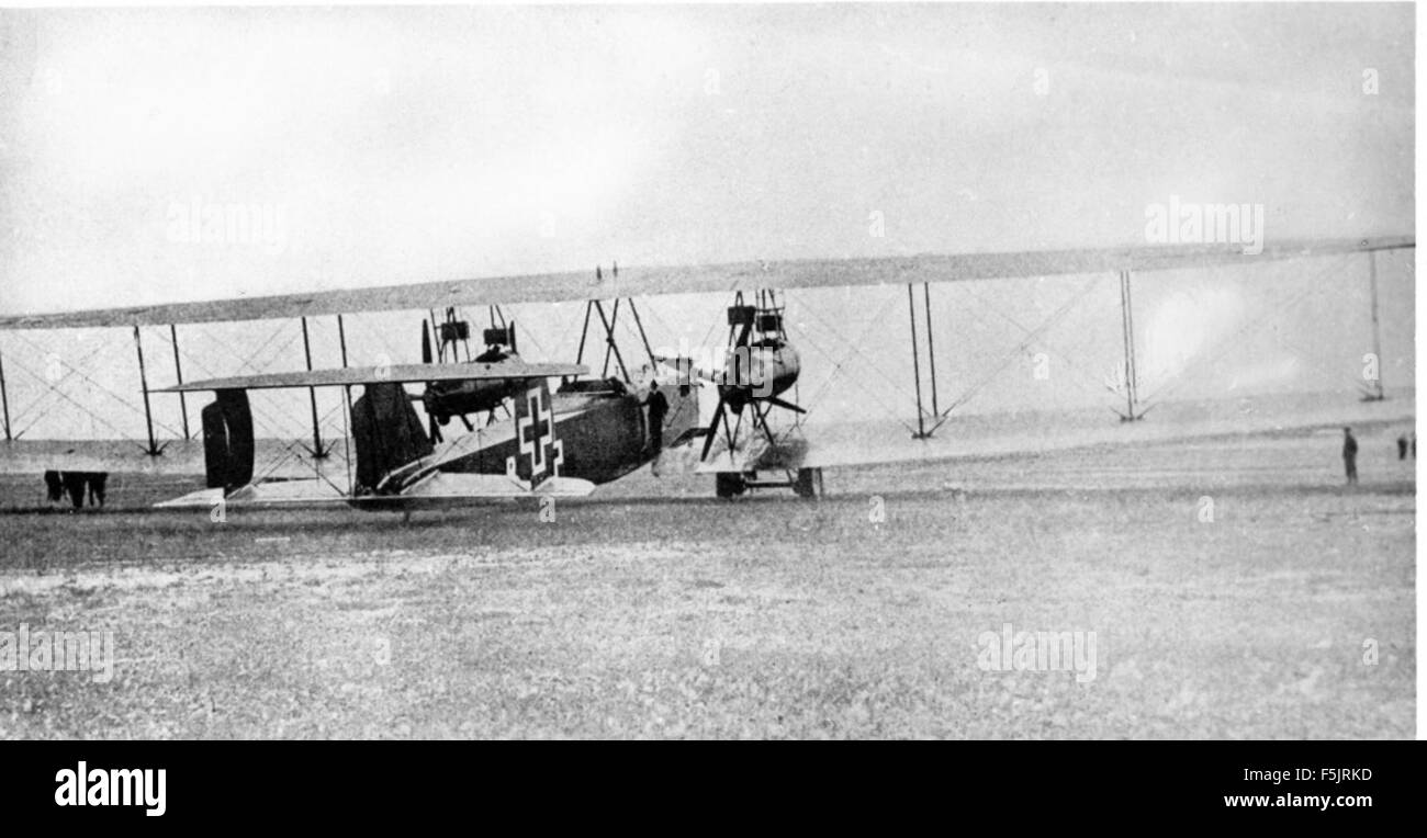 Dieses Foto zeigt ein Zeppelin-Staaken R XIV Flugzeug mit entferntem Cockpit. Die R XIV war ein großer deutscher Bomber, der während des Ersten Weltkriegs eingesetzt wurde und für seine enorme Größe und Nutzlast bekannt war. Es unterstreicht das Design und die Rolle des Flugzeugs während des Krieges. Stockfoto