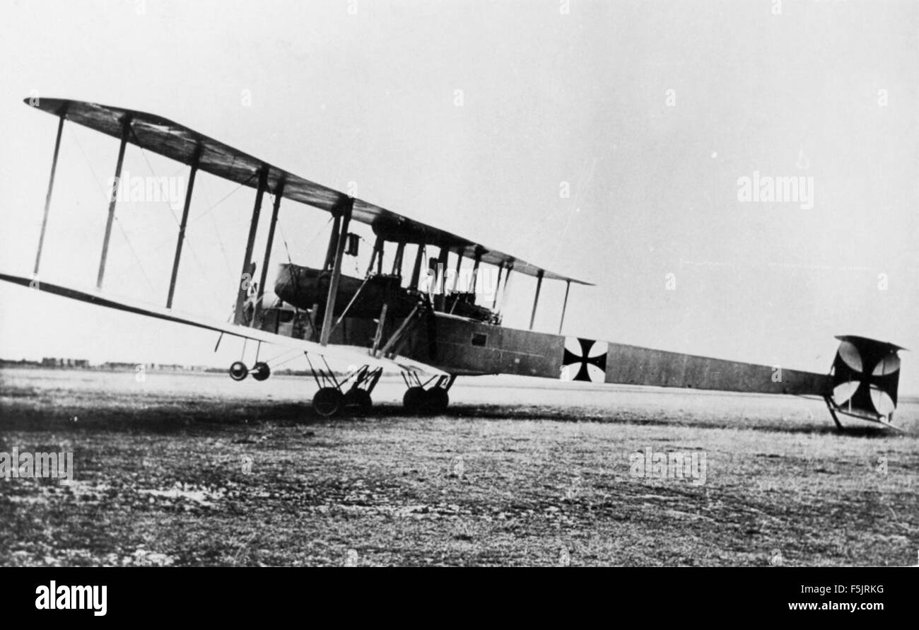 Eine historische Fotografie der Zeppelin-Staaken VGO II R915, ein deutsches Riesenbomberflugzeug aus dem Ersten Weltkrieg. Stockfoto