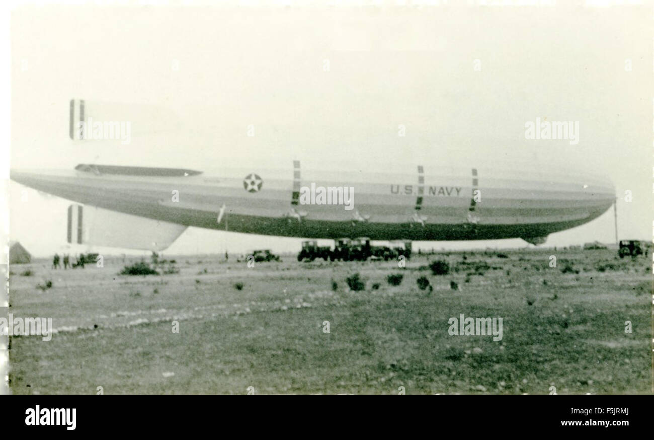 Dieses Bild bezieht sich entweder auf die Akron oder die Macon, die beide bedeutende Luftschiffe in der Geschichte der Luftfahrt waren. Sie spielten während des frühen 20. Jahrhunderts eine bedeutende Rolle bei der Aufklärung der Marine, vor allem für die US Navy. Stockfoto