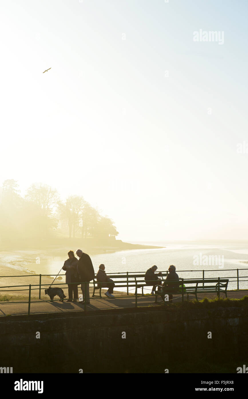 Menschen entspannen auf dem Pier, Arnside, South Lakel; und, Cumbria, England UK Stockfoto