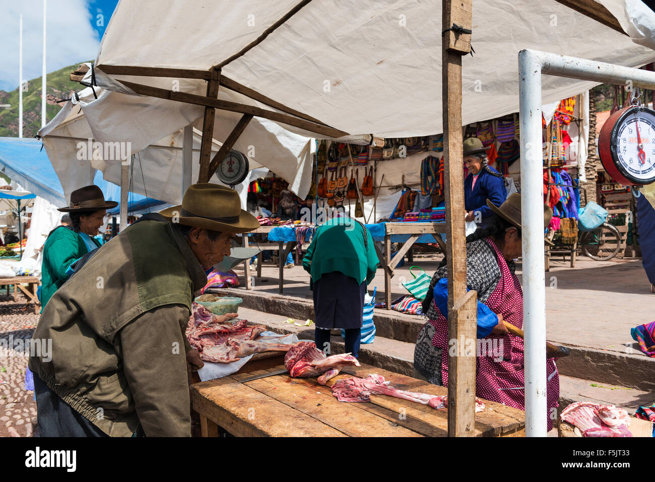Pisac, Peru - Dezember 2013: Einheimische auf einem Markt in der Stadt von Pisac, im Heiligen Tal. Stockfoto