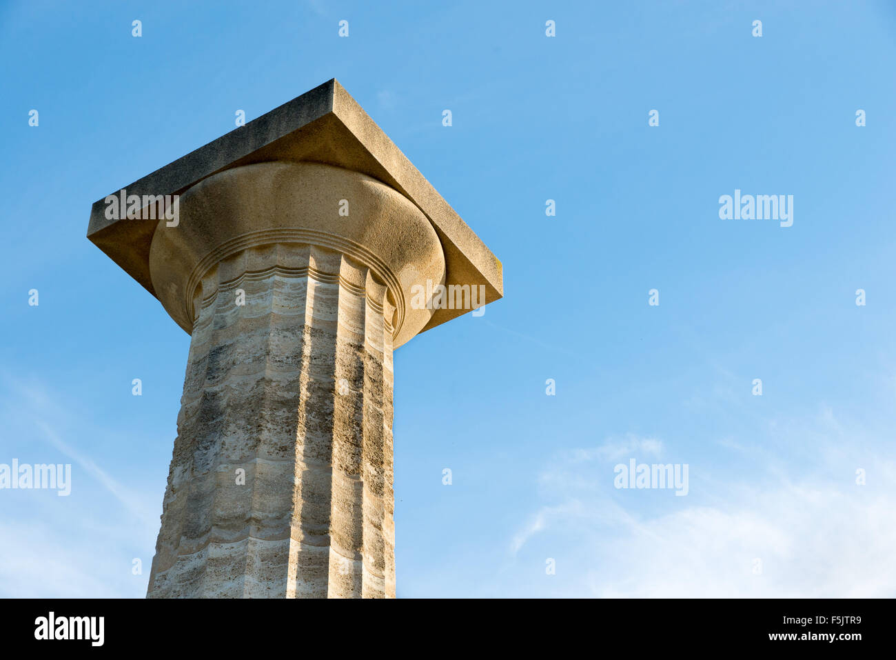 Ionischen griechische Säule vor blauem Himmel. Textfreiraum Stockfoto