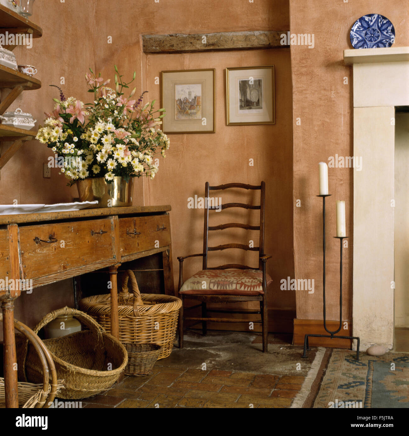 Körben unter alten Kiefern Tisch in Erdfarben Halle mit einem antiken  Leiter zurück Stuhl und Schmiedeeisen Leuchter Stockfotografie - Alamy