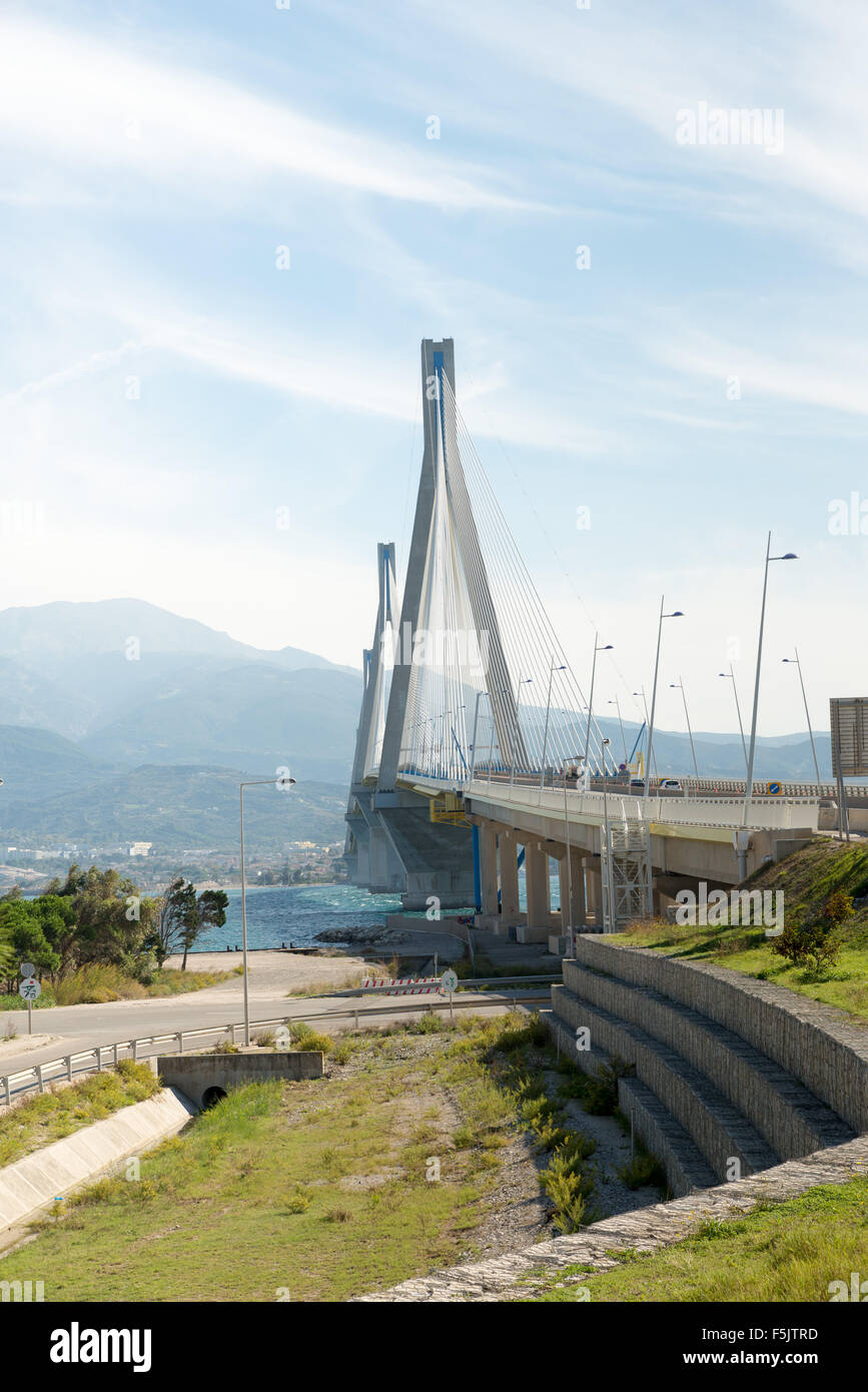 Hängebrücke überqueren Korinth Golf Meerenge, Griechenland. Ist der zweite längste Kabel-gebliebene Brücke der Welt Stockfoto