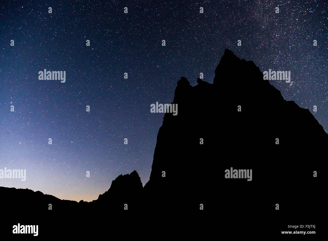 Sterne über den Tempel der Sonne und des Mondes im Cathedral Valley, Capitol Reef National Park, Utah Stockfoto