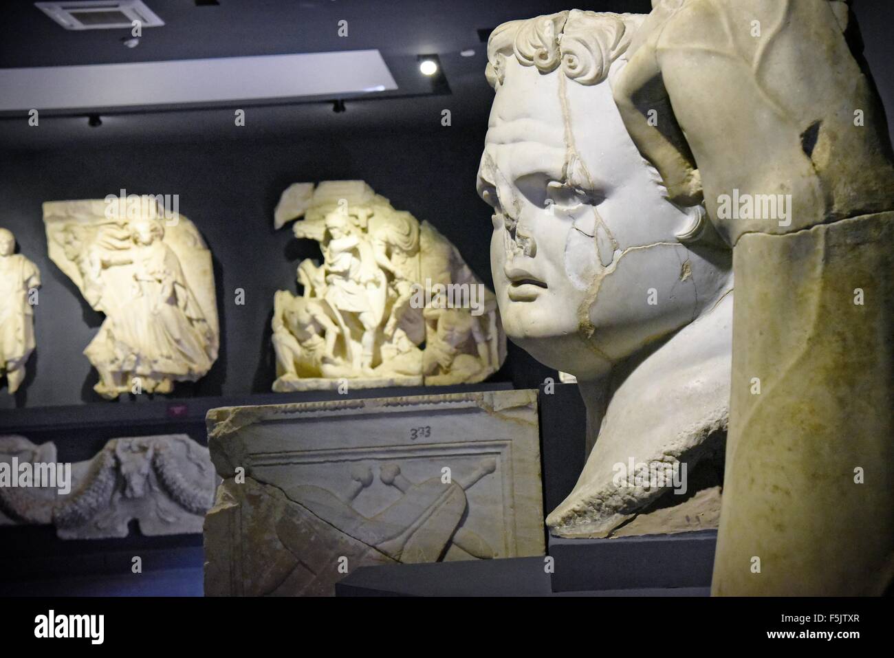 Das archäologische Museum von Ephesus (Türkisch: Efes Müzesi) Selçuk in der Nähe von İzmir, Türkei. Kaiser Domitian Statue und Parthenon-Fries Stockfoto