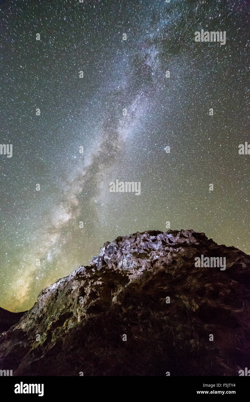 Sterne und die Milchstraße über Glasberg im Cathedral Valley, Capitol Reef National Park, Utah Stockfoto