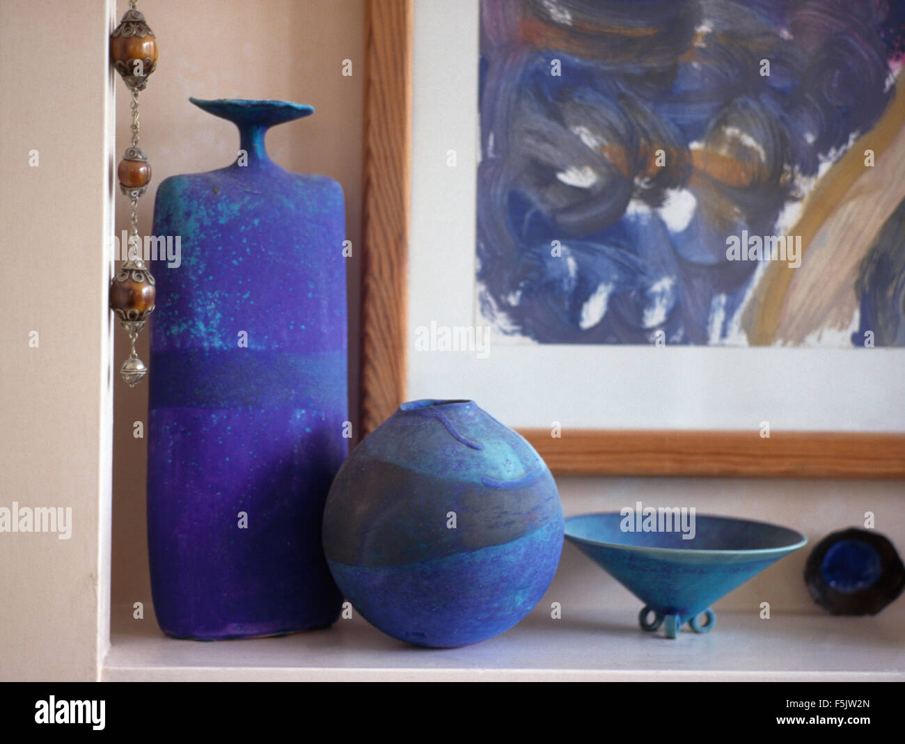 Nahaufnahme von drei helle blaue Keramik Vasen Stockfoto