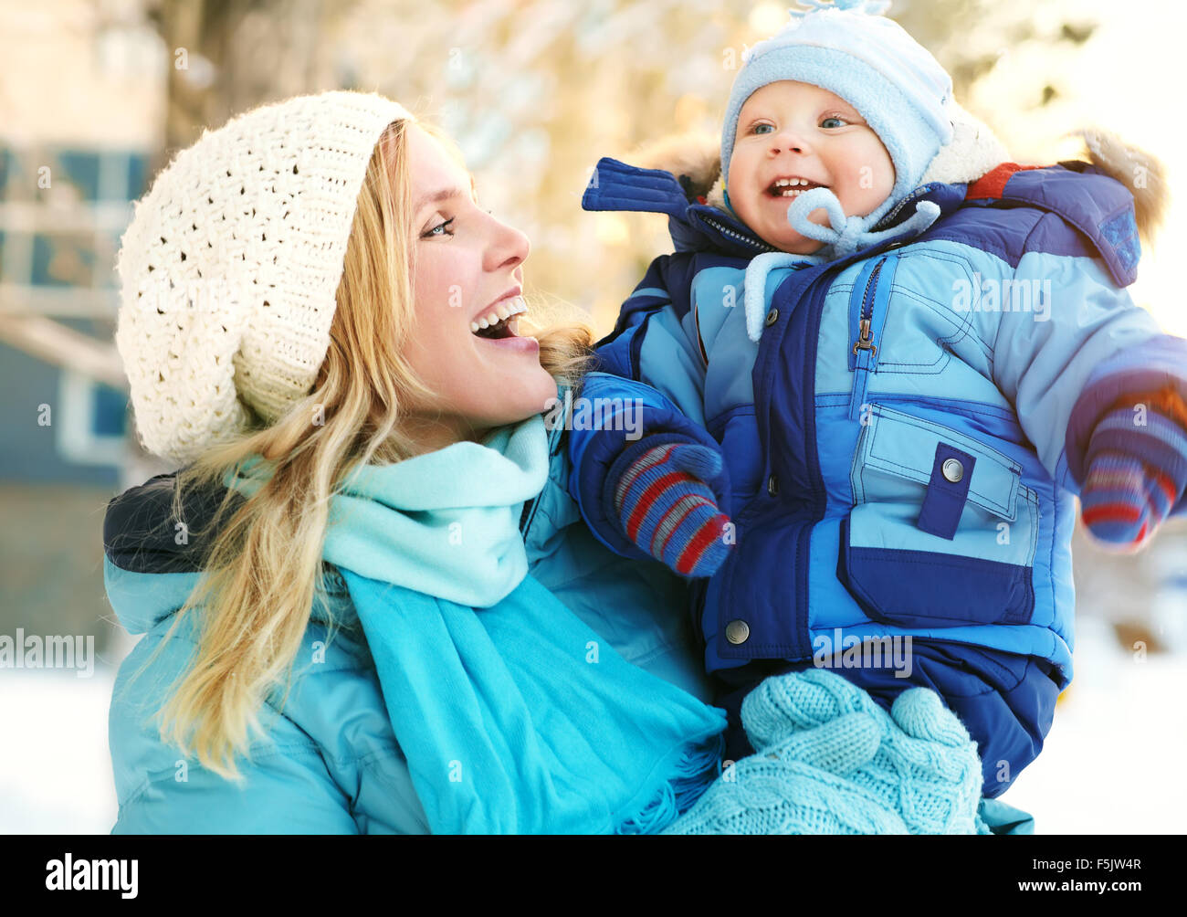 glückliche Mutter und Baby in Winter park Stockfoto