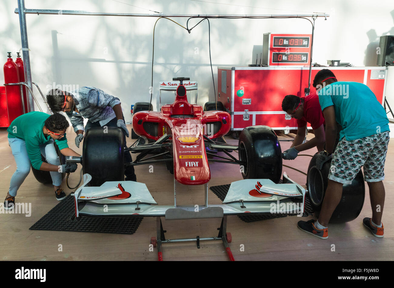Besucher Radwechsel Ferrari Formel1 Wagen beim Boxenstopp Herausforderung bei Ferrari World in Abu Dhabi Vereinigte Arabische Emirate Stockfoto