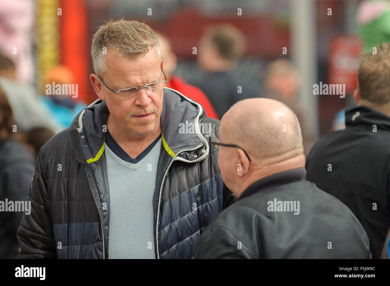 IFK Norrköping Fußballtrainer Janne Andersson Gespräche mit Einheimischen in Norrköping, Schweden. Stockfoto
