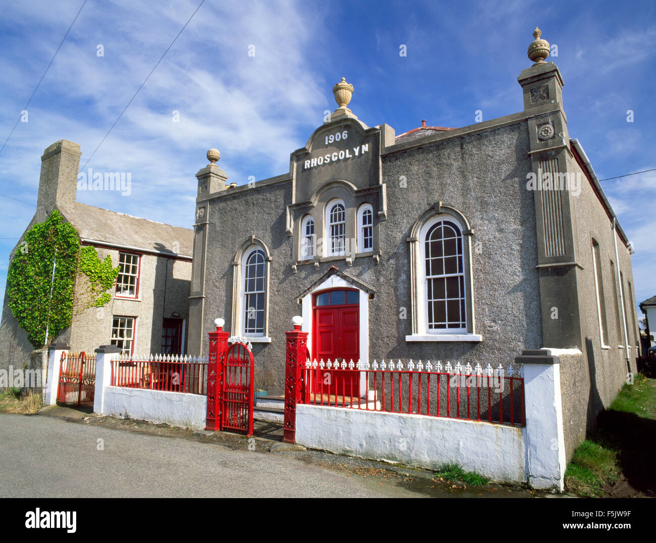 Rhoscolyn Baptist Kapelle und Minister es House, in der Nähe von Holyhead, Anglesey, North Wales, UK.  Founded1787, aber die heutige Fassade 1906 Stockfoto