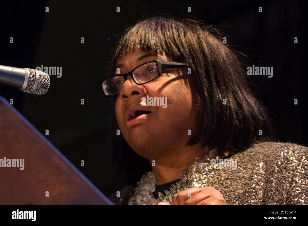 Das Camden Centre, Kings Cross, London, 4. November 2015. Diane Abbott befasst sich mit eine Kundgebung am Camden Centre in Kings Cross, organisiert von stehen bis zum Rassismus zur Unterstützung der Flüchtlinge. Bildnachweis: Paul Davey/Alamy Live-Nachrichten Stockfoto