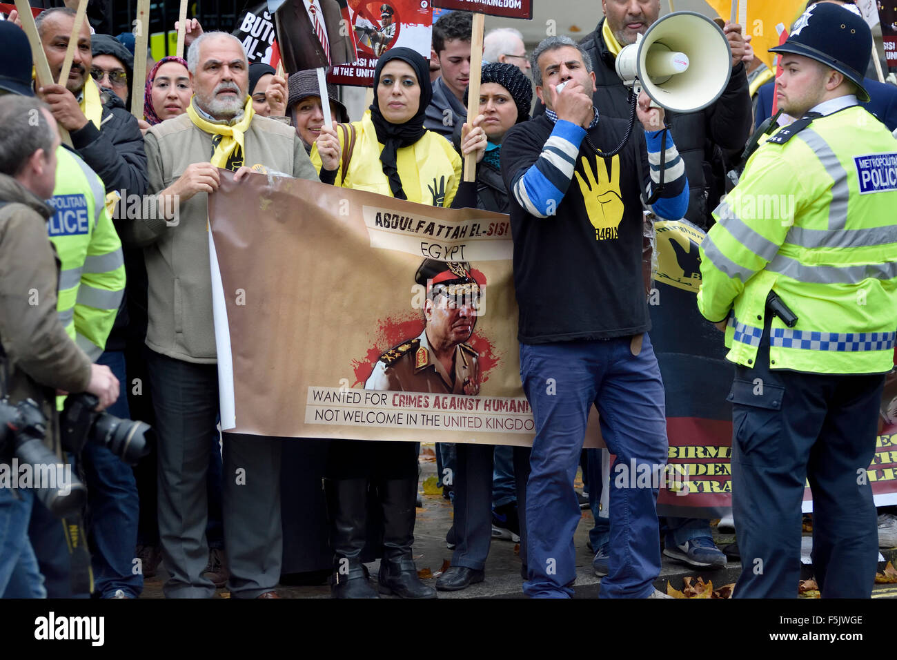 London, UK. 5. November 2015. Für und gegen Präsident Sisi Ägyptens Demonstranten protestieren in Whitehall wartet auf seine Ankunft in der Downing Street treffen der Premierminister - Demonstranten gegen den Präsidenten Credit: PjrNews/Alamy Live News Stockfoto