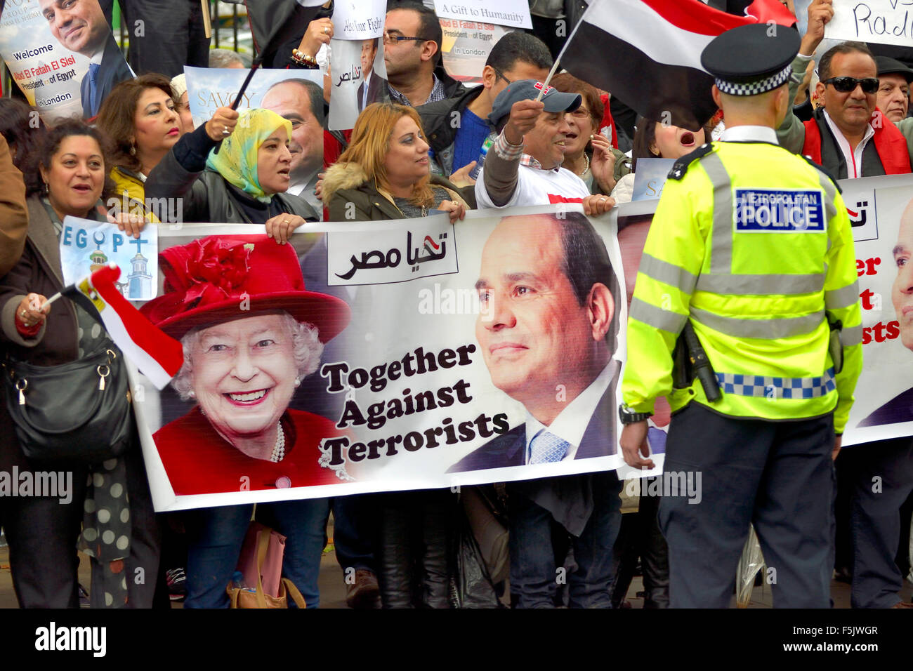 London, UK. 5. November 2015. Für und gegen Präsident Sisi Ägyptens Demonstranten protestieren in Whitehall wartet auf seine Ankunft in der Downing Street treffen der Premierminister - Demonstranten gegen den Präsidenten Credit: PjrNews/Alamy Live News Stockfoto