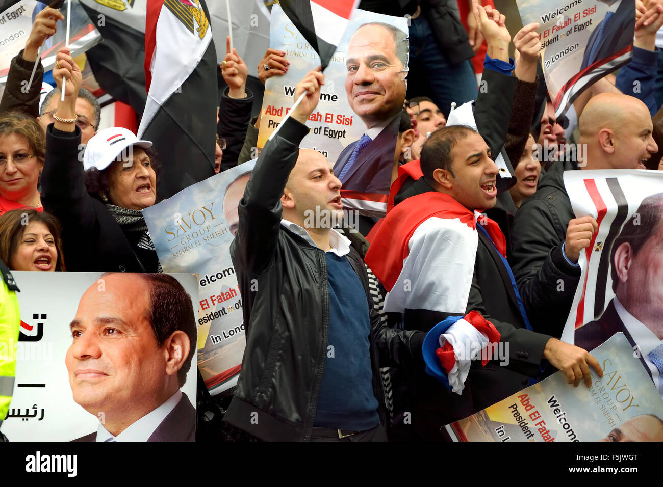 London, UK. 5. November 2015. Für und gegen Präsident Sisi Ägyptens Demonstranten protestieren in Whitehall wartet auf seine Ankunft in der Downing Street treffen der Premierminister - Sisi Anhänger Credit: PjrNews/Alamy Live News Stockfoto