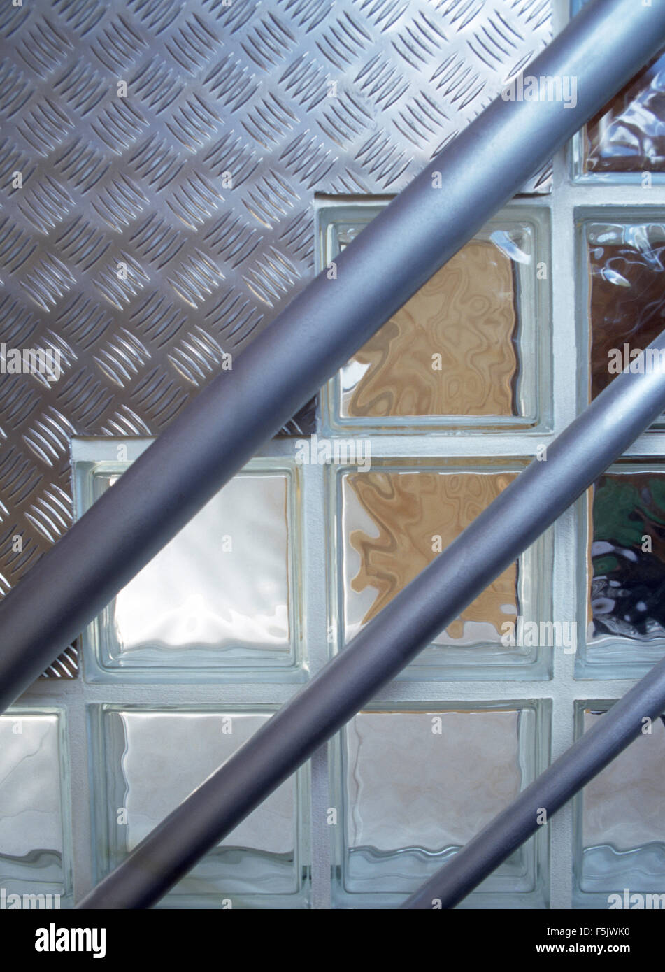 Nahaufnahme der Metall-Geländer und eine Glas-Mauer in einer neunziger Jahre Halle Stockfoto
