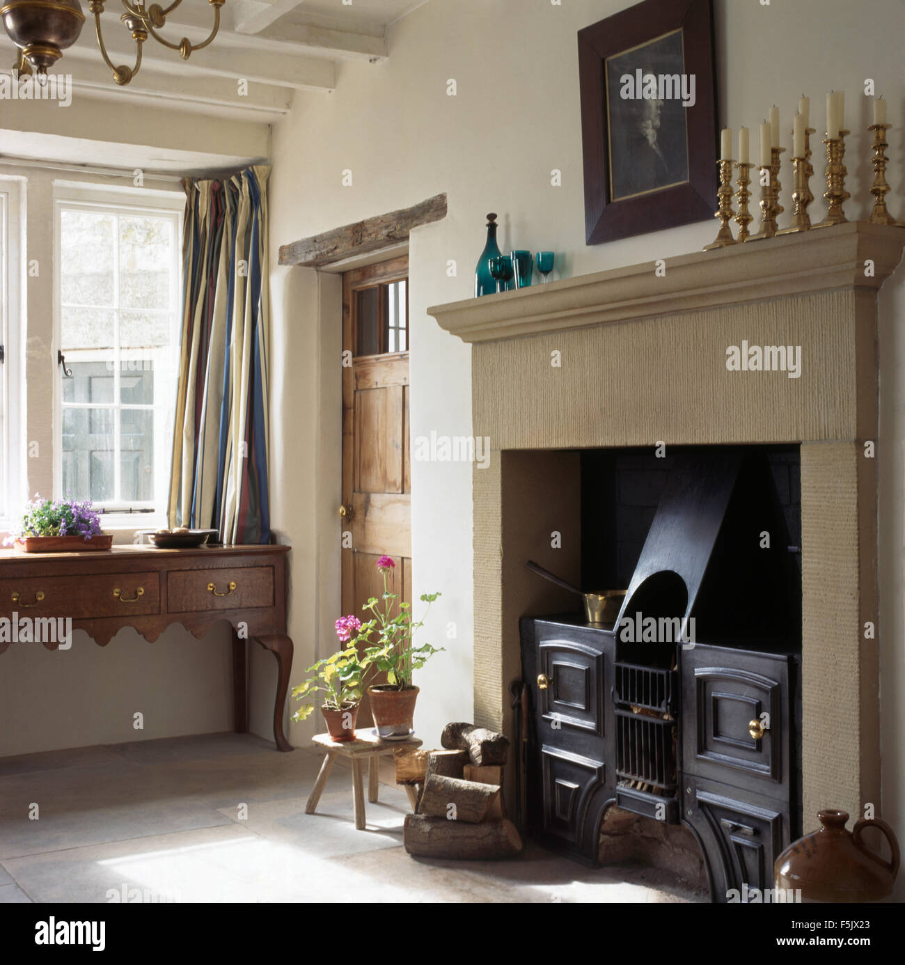 Alte gusseiserne Sortiment im Kamin im Speisesaal Land Stockfoto