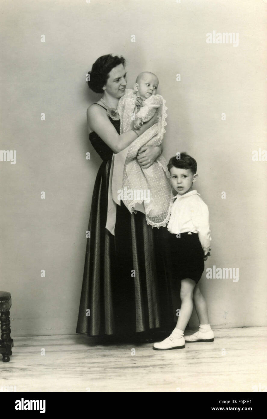 Eine Frau mit zwei Kindern Stockfoto