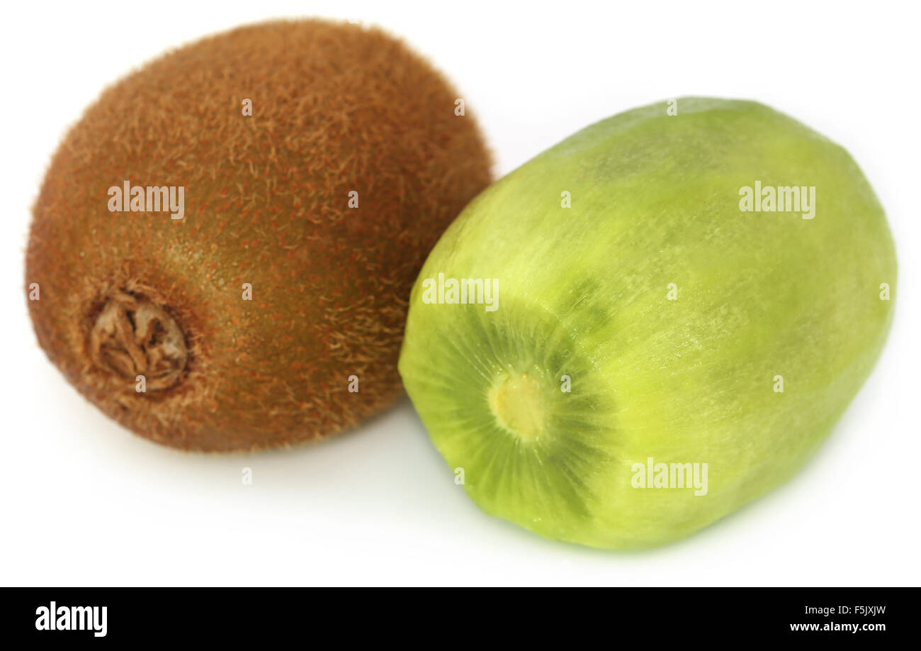 Kiwi-Früchte auf weißem Hintergrund Stockfoto