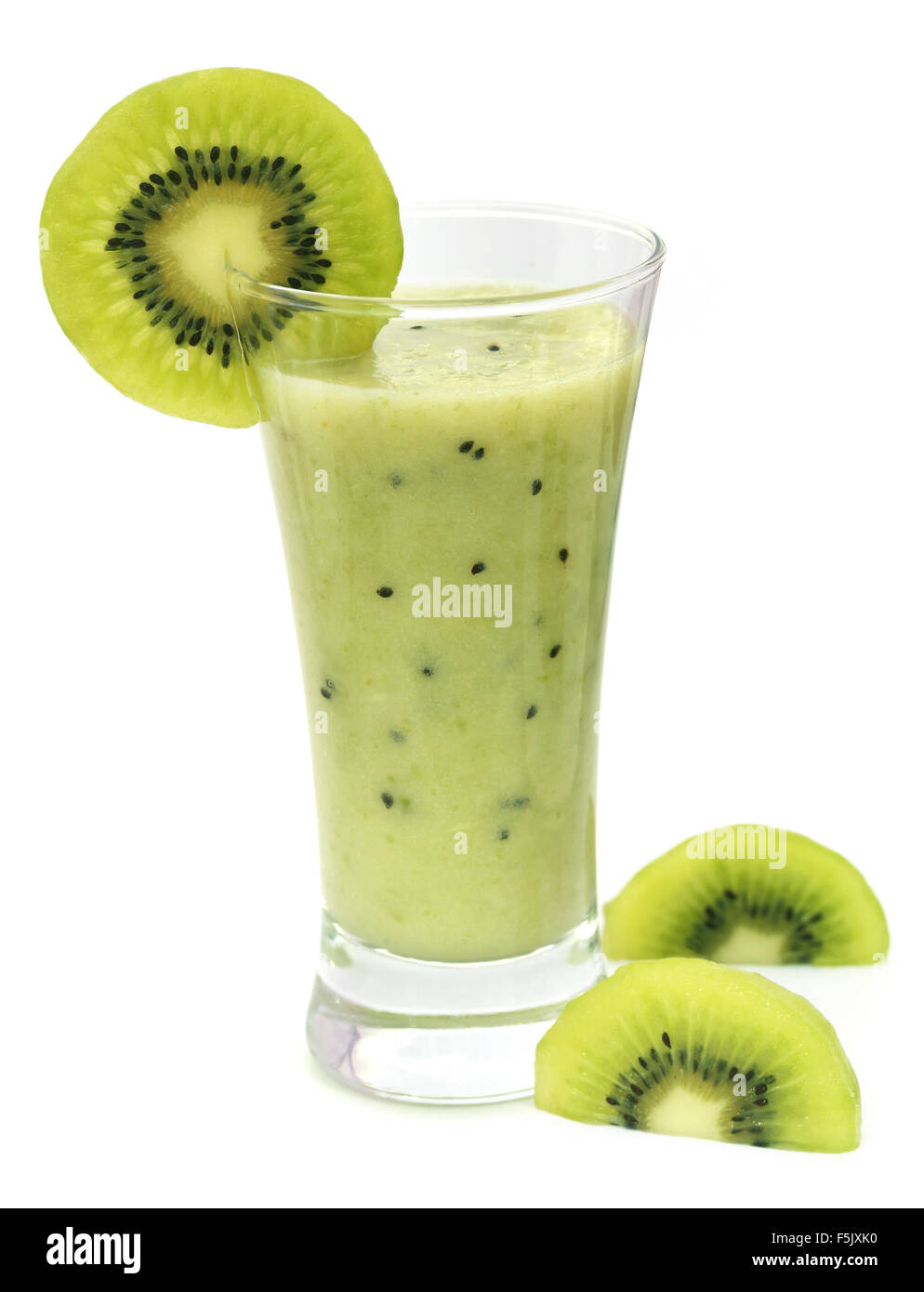 Kiwi-Saft mit geschnittenem Obst auf weißem Hintergrund Stockfoto