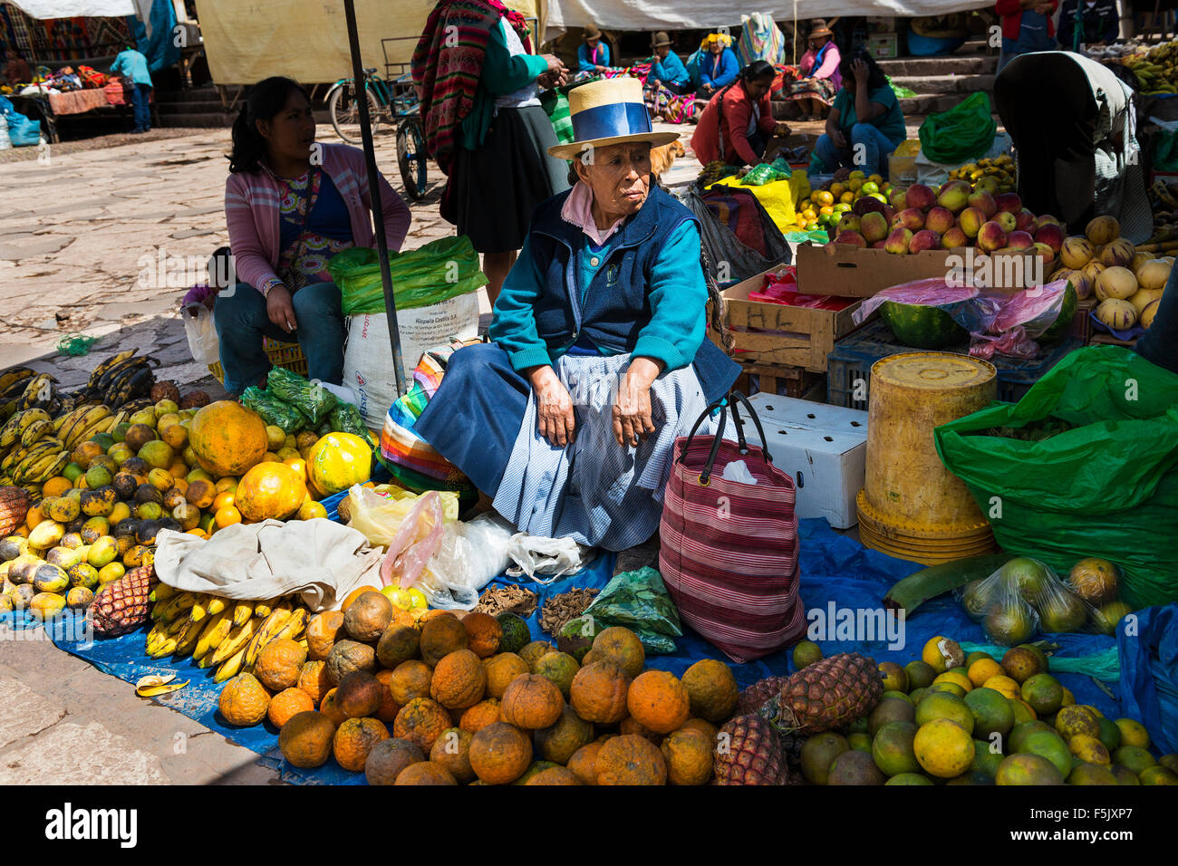 Pisac, Peru - Dezember 2013: Einheimische auf einem Markt in der Stadt von Pisac, im Heiligen Tal. Stockfoto
