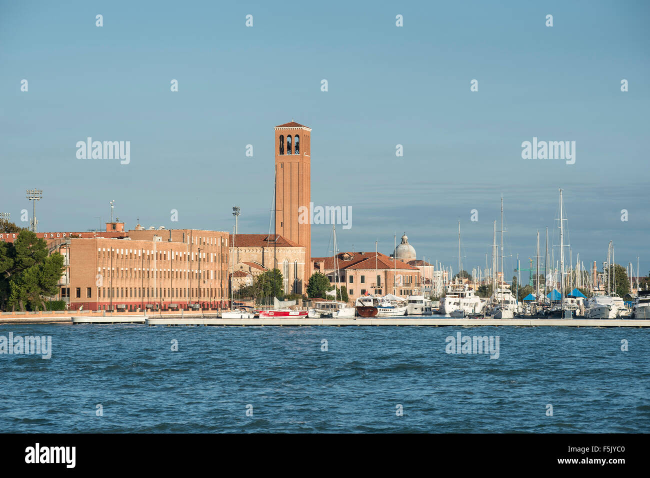 Elena Imperiatrice Kirche, Turm und Marina, Insel Sant'Elena, Lagune, Veneto, Italien Stockfoto