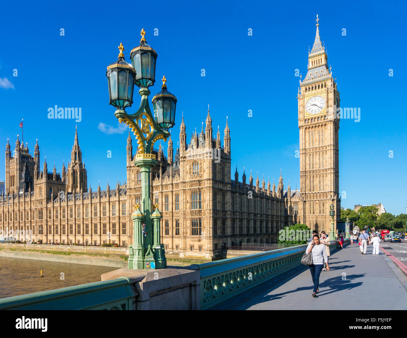 Menschen, die zu Fuß über die Westminster Bridge mit Houses Of Parliament und Big Ben hinter Stadt London England UK GB EU Europas Stockfoto